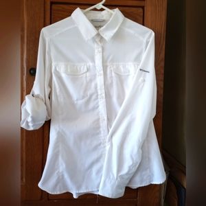 Crisp white Columbia buttondown blouse w roll-up sleeves. Endlessly versatile. L